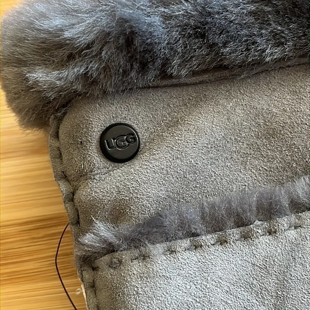 Brand New UGG Sheepskin Handsewn Seamed Gloves Gray Touchscreen Leather Trim